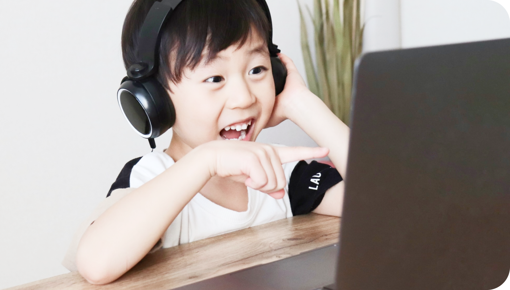 楽しそうにオンライン授業を受ける子ども