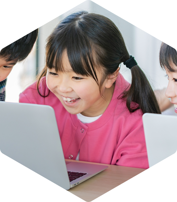 オンラインで学ぶ女の子